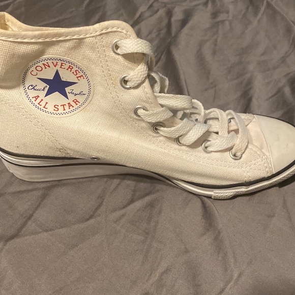 Converse size 6 - non traditional (with a slight heel) - Picture 4 of 9
